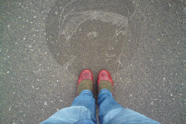 rote Schuhe, Strassenkreide, grüne Strümpfe